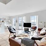 Дом отдыха Charming Terraced House By The And Forest *